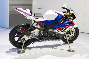 Münih, Almanya - 24 Kasım 2018: Sergi ve başarıları otomobil ve motosiklet Bmw Müzesi'nde efsanevi modellerinin ve sergiler. 