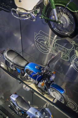 Münih, Almanya - 24 Kasım 2018: Sergi ve başarıları otomobil ve motosiklet Bmw Müzesi'nde efsanevi modellerinin ve sergiler. 