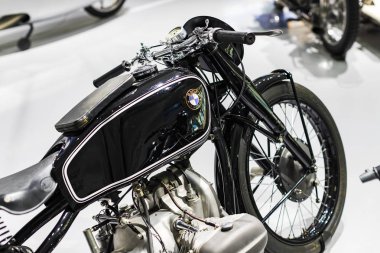 Münih, Almanya - 24 Kasım 2018: Sergi ve başarıları otomobil ve motosiklet Bmw Müzesi'nde efsanevi modellerinin ve sergiler. 