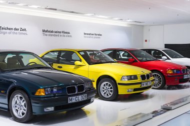 Münih, Almanya - 24 Kasım 2018: Sergi ve başarıları otomobil ve motosiklet Bmw Müzesi'nde efsanevi modellerinin ve sergiler. 