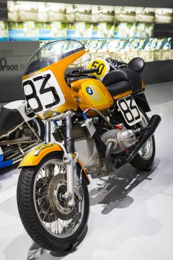 Münih, Almanya - 24 Kasım 2018: Sergi ve başarıları otomobil ve motosiklet Bmw Müzesi'nde efsanevi modellerinin ve sergiler. 