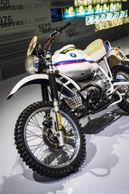 Münih, Almanya - 24 Kasım 2018: Sergi ve başarıları otomobil ve motosiklet Bmw Müzesi'nde efsanevi modellerinin ve sergiler. 