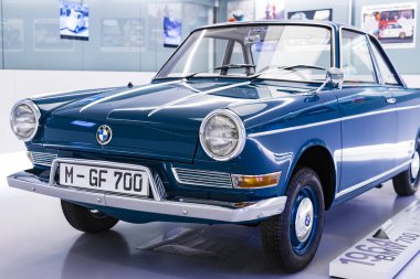 Münih, Almanya - 24 Kasım 2018: Sergi ve başarıları otomobil ve motosiklet Bmw Müzesi'nde efsanevi modellerinin ve sergiler. 
