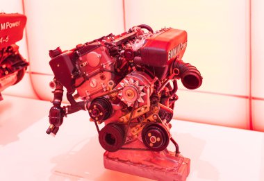 Münih, Almanya - 24 Kasım 2018: Sergi ve başarıları otomobil ve motosiklet Bmw Müzesi'nde efsanevi modellerinin ve sergiler. 