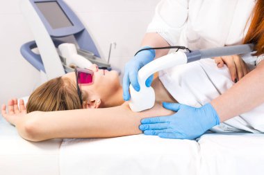 Kadın bacaklarda Güzellik Salonu lazer epilasyon işlemi. 