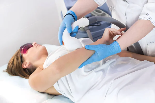 Processen För Laser Hårborttagning Kvinnliga Lemmar Skönhetssalongen — Stockfoto