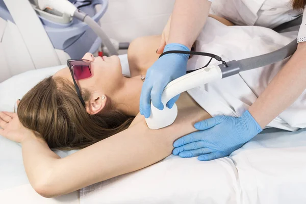 Proceso Depilación Láser Las Extremidades Femeninas Salón Belleza —  Fotos de Stock