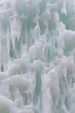 Kirli kar ve kış yakın çekim içinde donmuş buz arka plan.