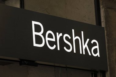 Milan, İtalya - 2 Haziran, 2018: Milan İtalya sokakta Bershka deposunun Logo.