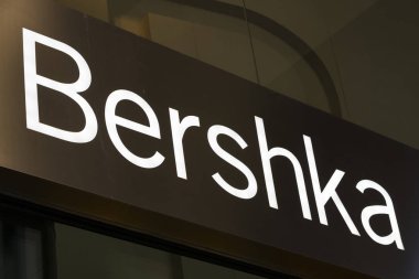 Milan, İtalya - 2 Haziran, 2018: Milan İtalya sokakta Bershka deposunun Logo.