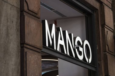 Milan, İtalya - 2 Haziran, 2018: Mango mağaza İtalya Milan sokakta logosu.