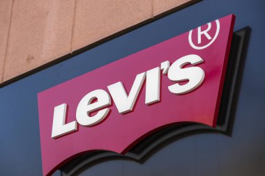 Milan, İtalya - 2 Haziran, 2018: Levi's Store İtalya Milan'da Caddesi üzerinde Logo.