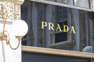 Milan, İtalya - 2 Haziran, 2018: Prada mağaza İtalya Milan sokakta logosu.