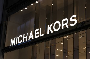 Milan, İtalya - 2 Haziran, 2018: Milan İtalya sokakta Michael Kors mağazası logosu.