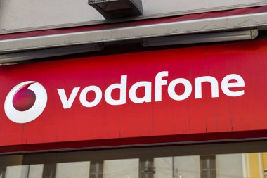 Milan, İtalya - 2 Haziran, 2018: Vodafone Store İtalya Milan'da Caddesi üzerinde Logo.