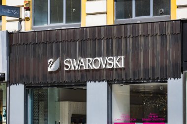 Milan, İtalya - 2 Haziran, 2018: Milan İtalya sokakta Swarovski deposunun Logo.