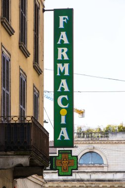 Milan, İtalya - 2 Haziran, 2018: Logo Milan İtalya sokakta eczane deposu.