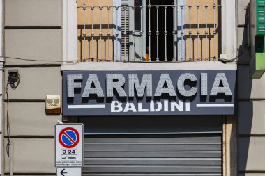 Milan, İtalya - 2 Haziran, 2018: Logo Milan İtalya sokakta eczane deposu.