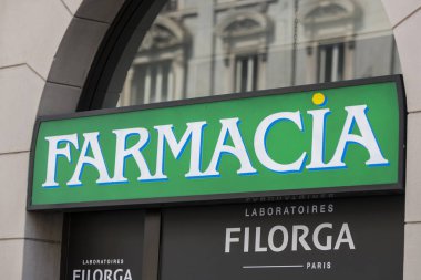 Milan, İtalya - 2 Haziran, 2018: Logo Milan İtalya sokakta eczane deposu.