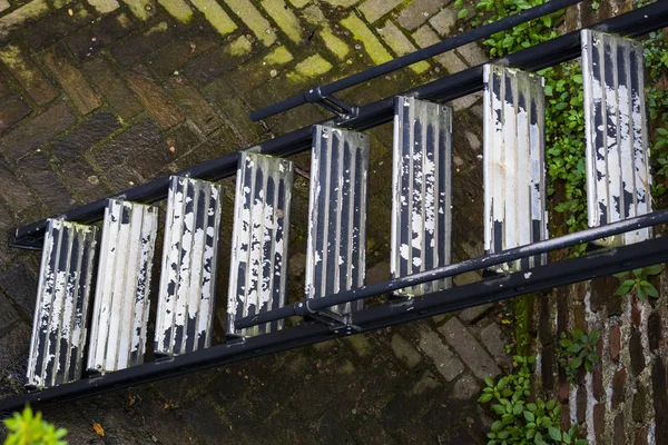Vieil Escalier Métal Avec Peinture Écaillée Dresse Près Mur Briques — Photo