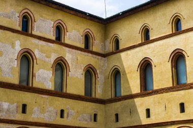 Milano 'daki Sforza Kalesi' nin mimarisinin elementleri..