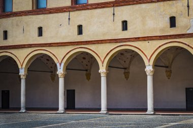 Milano 'daki Sforza Kalesi' nin mimarisinin elementleri..