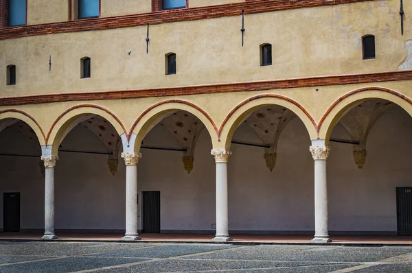 Milano 'daki Sforza Kalesi' nin mimarisinin elementleri..