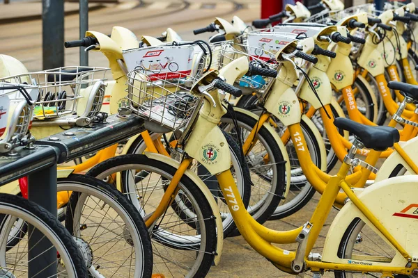 Junio 2018 Milán Italia Alquiler Estacionamiento Bicicletas Placer Ciudad Milán —  Fotos de Stock