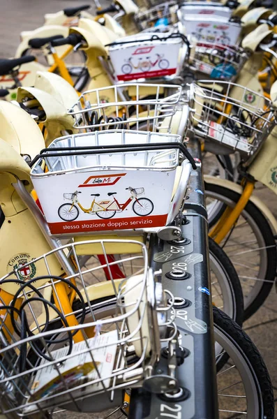 Junio 2018 Milán Italia Alquiler Estacionamiento Bicicletas Placer Ciudad Milán —  Fotos de Stock