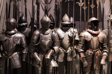 4 Haziran 2018, Milan, İtalya: Poldis Pezzoli Knights'Hall Müzesi Ortaçağ silahlar ve mühimmat ile