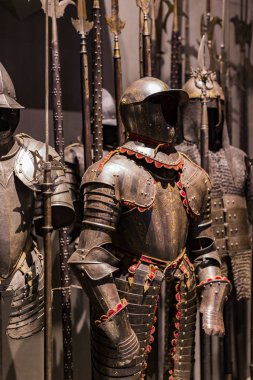 4 Haziran 2018, Milan, İtalya: Poldis Pezzoli Knights'Hall Müzesi Ortaçağ silahlar ve mühimmat ile