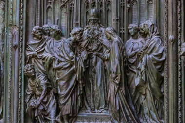 2 Haziran 2018, Milan, İtalya: aziz ve Milan Katedrali (Duomo di Milano) dekorasyon şehit heykelleri yakın çekim çekim.