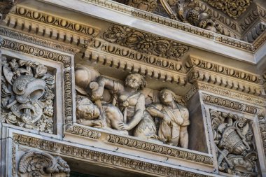 2 Haziran 2018, Milan, İtalya: aziz ve Milan Katedrali (Duomo di Milano) dekorasyon şehit heykelleri yakın çekim çekim.