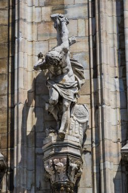2 Haziran 2018, Milan, İtalya: aziz ve Milan Katedrali (Duomo di Milano) dekorasyon şehit heykelleri yakın çekim çekim.