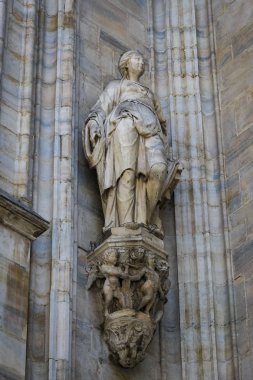 2 Haziran 2018, Milan, İtalya: aziz ve Milan Katedrali (Duomo di Milano) dekorasyon şehit heykelleri yakın çekim çekim. 