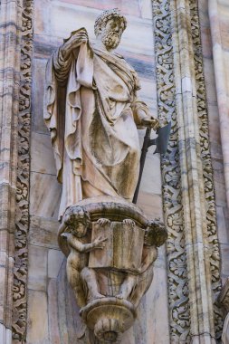 2 Haziran 2018, Milan, İtalya: aziz ve Milan Katedrali (Duomo di Milano) dekorasyon şehit heykelleri yakın çekim çekim. 