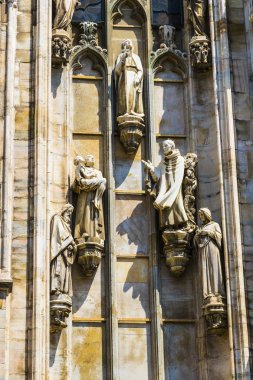 2 Haziran 2018, Milan, İtalya: aziz ve Milan Katedrali (Duomo di Milano) dekorasyon şehit heykelleri yakın çekim çekim. 