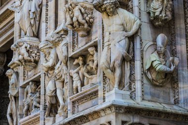 2 Haziran 2018, Milan, İtalya: aziz ve Milan Katedrali (Duomo di Milano) dekorasyon şehit heykelleri yakın çekim çekim. 