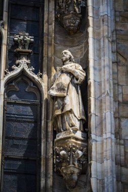 2 Haziran 2018, Milan, İtalya: aziz ve Milan Katedrali (Duomo di Milano) dekorasyon şehit heykelleri yakın çekim çekim. 