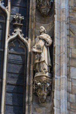 2 Haziran 2018, Milan, İtalya: aziz ve Milan Katedrali (Duomo di Milano) dekorasyon şehit heykelleri yakın çekim çekim. 