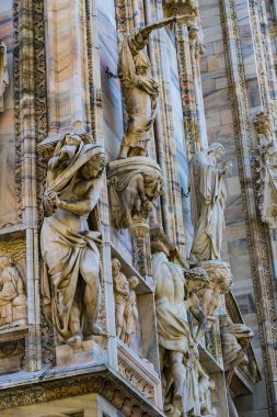 2 Haziran 2018, Milan, İtalya: aziz ve Milan Katedrali (Duomo di Milano) dekorasyon şehit heykelleri yakın çekim çekim. 
