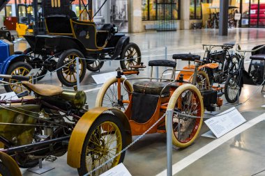 Münih, Almanya - 26 Kasım 2018: topluluğu tarihsel olarak bilinen ve Münih ulaşım Müzesi (Deutsches Museum Verkehrszentrum Araçlar). 