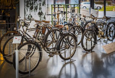 Münih, Almanya - 26 Kasım 2018: topluluğu tarihsel olarak bilinen ve Münih ulaşım Müzesi (Deutsches Museum Verkehrszentrum Araçlar). 