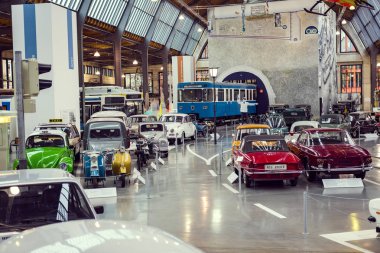 Münih, Almanya - 26 Kasım 2018: topluluğu tarihsel olarak bilinen ve Münih ulaşım Müzesi (Deutsches Museum Verkehrszentrum Araçlar). 