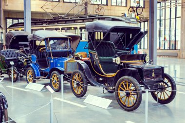 Münih, Almanya - 26 Kasım 2018: topluluğu tarihsel olarak bilinen ve Münih ulaşım Müzesi (Deutsches Museum Verkehrszentrum Araçlar). 