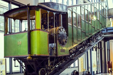 Münih, Almanya - 26 Kasım 2018: topluluğu tarihsel olarak bilinen ve Münih ulaşım Müzesi (Deutsches Museum Verkehrszentrum Araçlar). 