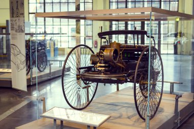 Münih, Almanya - 26 Kasım 2018: topluluğu tarihsel olarak bilinen ve Münih ulaşım Müzesi (Deutsches Museum Verkehrszentrum Araçlar). 