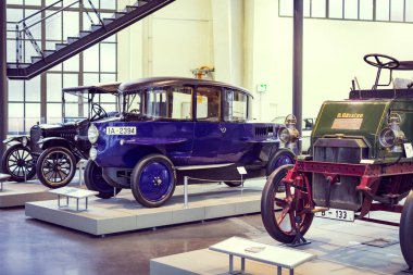 Münih, Almanya - 26 Kasım 2018: topluluğu tarihsel olarak bilinen ve Münih ulaşım Müzesi (Deutsches Museum Verkehrszentrum Araçlar). 