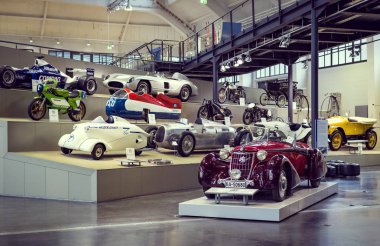 Münih, Almanya - 26 Kasım 2018: topluluğu tarihsel olarak bilinen ve Münih ulaşım Müzesi (Deutsches Museum Verkehrszentrum Araçlar). 