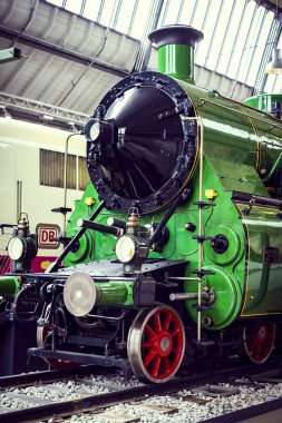 Münih, Almanya - 26 Kasım 2018: topluluğu tarihsel olarak bilinen ve Münih ulaşım Müzesi (Deutsches Museum Verkehrszentrum Araçlar). 